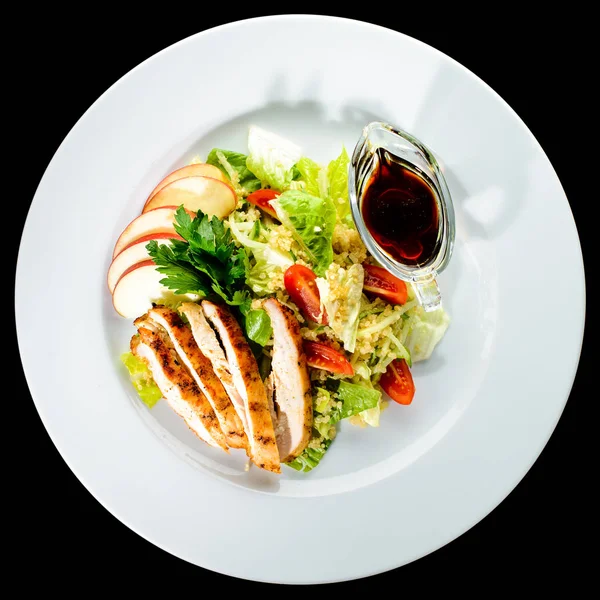 Elma ve soya sosu bir beyaz pl ile kavrulmuş sulu domuz biftek