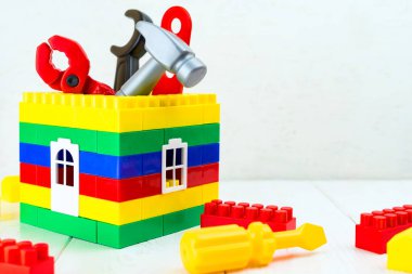 Renkli oyuncak evi ve açık renkli oyuncak araçlar. Kavramı
