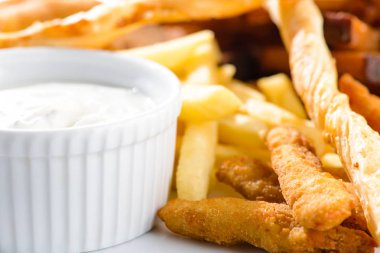 Lezzetli kızarmış patates, kruton ve d beyaz bir tabağa sos