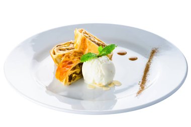 Ev yapımı lezzetli elma strudel dilimlenmiş