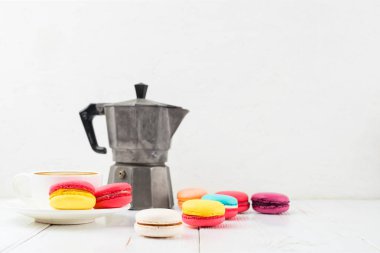 Renkli Fransızca lezzetli tatlı macaroons kek, kahve bir