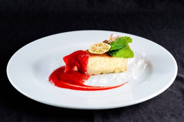 Reçelli, narenciye, nane ve pudra şekeri o leziz cheesecake
