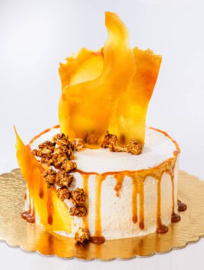 İştah açıcı şekerli tatlı. Reçel ve ceviz o pastayla beyaz sır