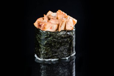 Japon mutfağı. İştah açıcı Gunkan baharatlı Unagi rulo ile pirinç, 