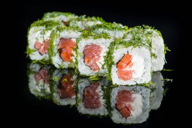 Japon mutfağı. İştah açıcı Philadelphia maki pirinç, krem 