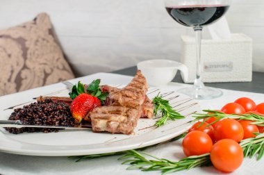 Bir restoranda iştah açıcı yemek: sulu kuzu kaburga orta rar