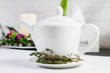 Taze lezzet beyaz bir çaydanlık sıcak bitkisel çay,