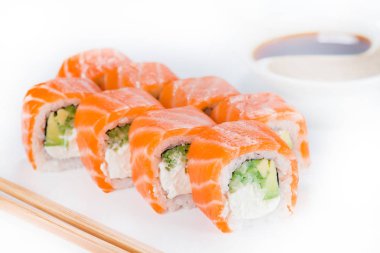 Pirinç, avokado, krem che ile lezzetli Philadelphia suşi rulo