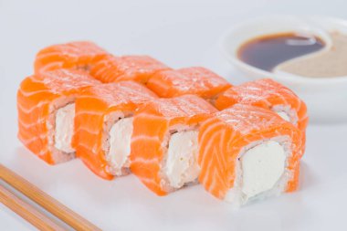 Pirinç, krem peynir ve s ile lezzetli Philadelphia suşi rulo