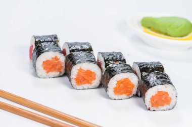 Taze lezzetli Japon Suşi somon ile