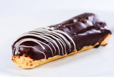 İştah açıcı şekerli tatlı. Işık arka plan üzerinde koyu sır cupcake