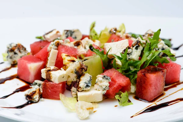 Salada apetitosa com melancia, queijo e molho em uma pl branca — Fotografia de Stock