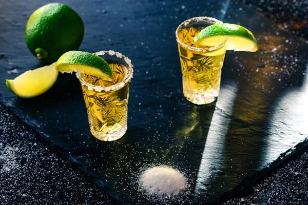 Tequila mexicano dorado con lima y sal —  Fotos de Stock