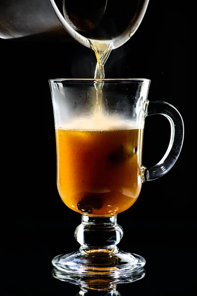 Processus de préparation d'un cocktail Becherovka beurré chaud au miel — Photo