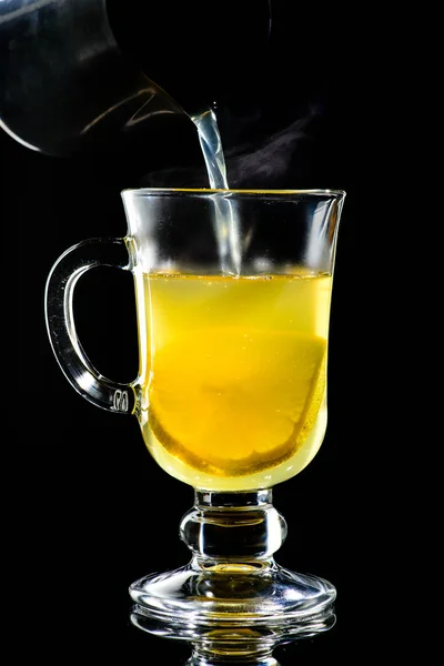 Proceso de preparación de grog caliente con limón y miel con vapor en — Foto de Stock