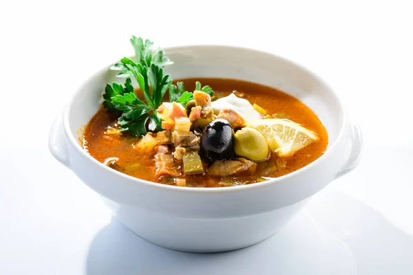 Deliziosa zuppa di salgemma Solyanka con limone — Foto Stock