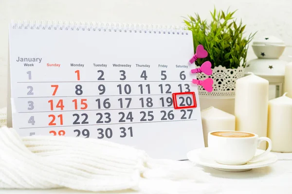 20 Ocak. Gün 20 c bir fincan yakınındaki beyaz takviminde ayın