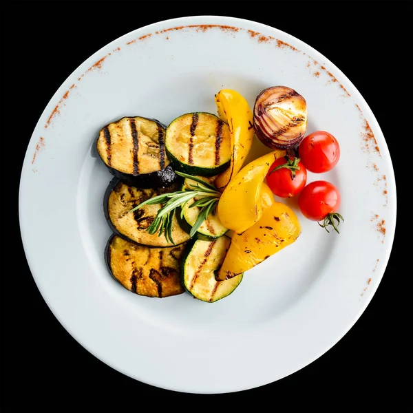 Patlıcan ile baharat ve domates beyaz bir plaka üzerinde pişmiş lezzetli 