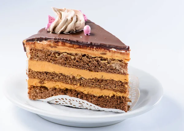 美味的甜巧克力蛋糕与奶油在白色 pl — 图库照片