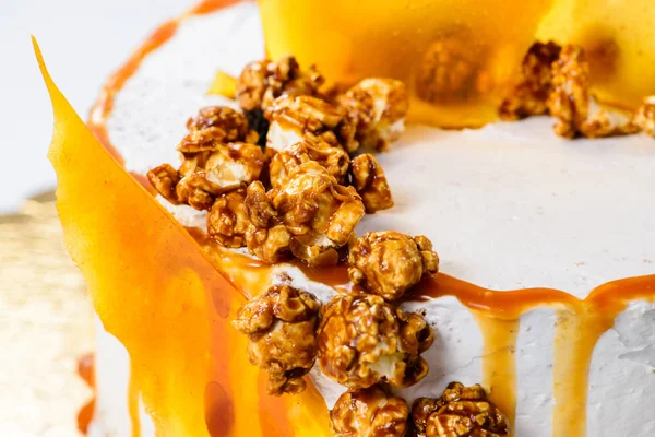 İştah açıcı şekerli tatlı. Ceviz beyaz sır kek üzerine Close-up