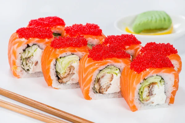 Lezzetli Philadelphia suşi rulo pirinç, avakado, havyar, c ile