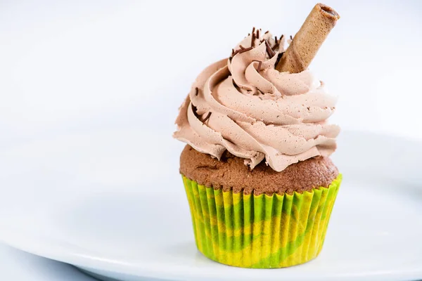 Appetizing sweet dessert. Cupcake with colorful cream and cinnam — Stock Photo, Image