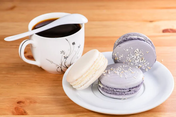 Biscoitos doces franceses marshmallows e xícara de café no woode — Fotografia de Stock