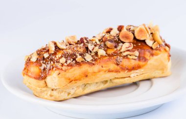 İştah açıcı şekerli tatlı. Krema ve fındık ışık b ile Cupcake