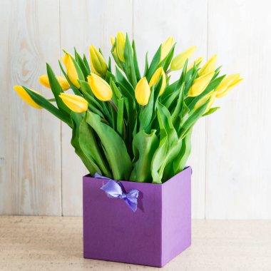 Hediye kutusunda laleler