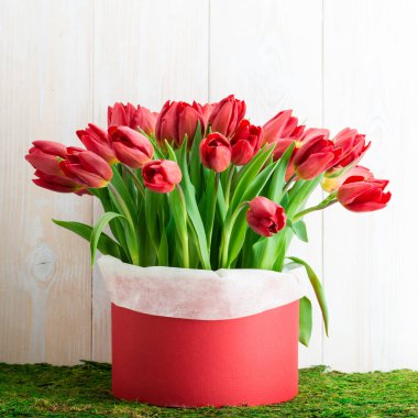 Hediye kutusunda laleler