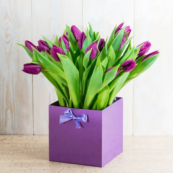 Hediye kutusunda laleler