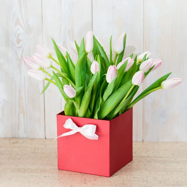 Hediye kutusunda laleler
