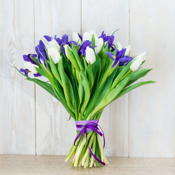 Букет белых тюльпанов и синих ирисов — стоковое фото