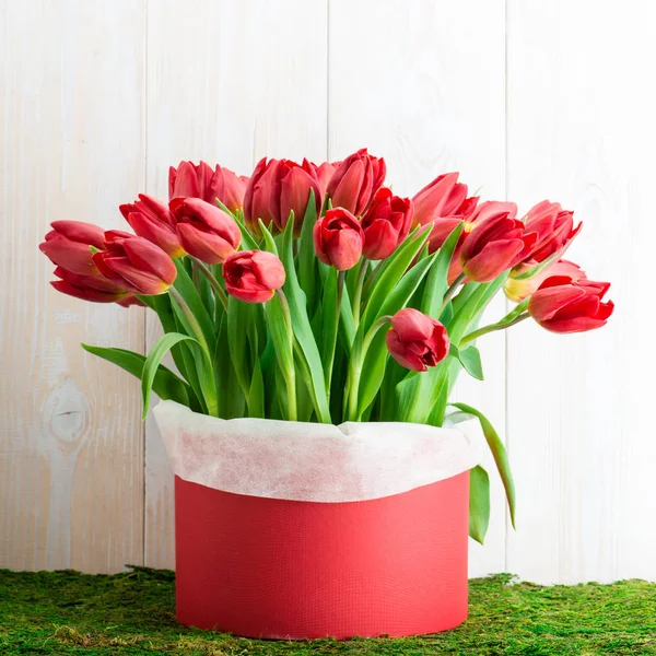 Hediye kutusunda laleler