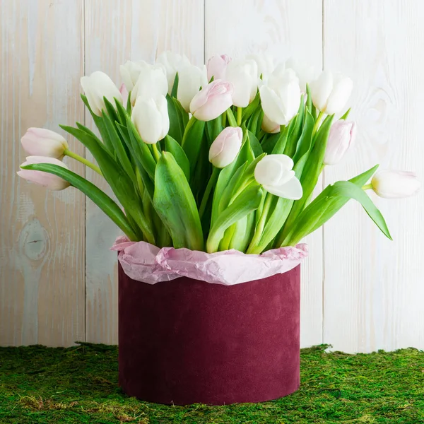 Hediye kutusunda laleler