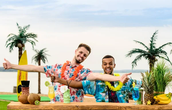 Yakışıklı beyaz barmen ve Latin Amerika barmen ayakta 