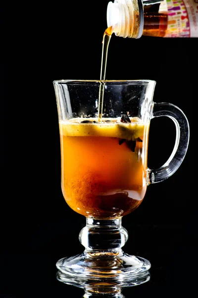Processen att förbereda hot Buttered Becherovka cocktail med honung — Stockfoto