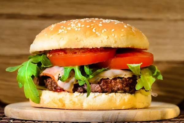 쇠고기, 토마토, 샐러드와 b에 소스와 함께 맛 있는 맛 있는 햄버거 — 스톡 사진