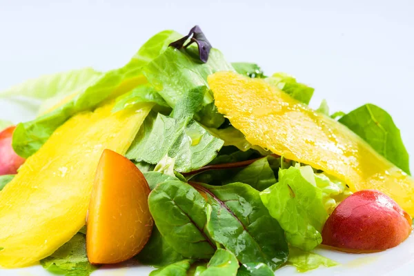 开胃新鲜素食沙拉用罗勒叶子和杏, — 图库照片