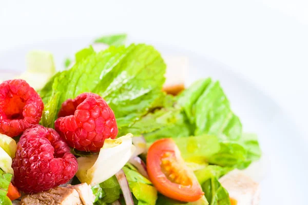 Salade végétarienne fraîche appétissante avec différentes baies, tomate — Photo