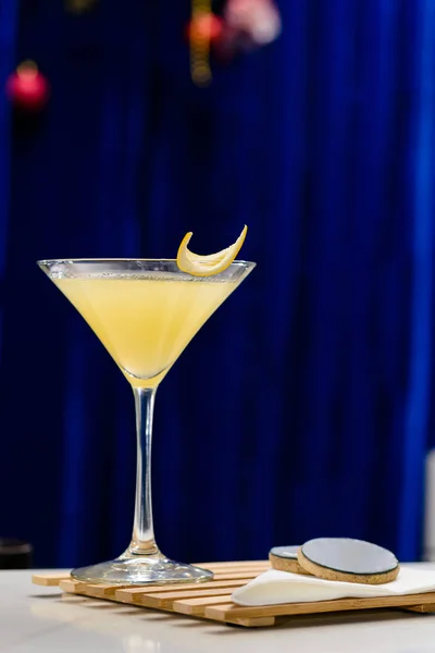 Verre Martini avec cocktail jaune sur comptoir bar, foc sélectif — Photo