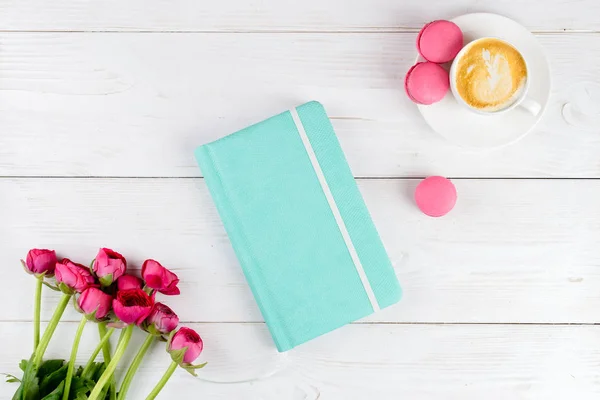 Fechar caderno, xícara de café e tulipas em backgro de madeira leve — Fotografia de Stock