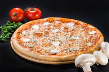 Jambon, mozzarella, parmesan, beyaz peynir ve Dor dört peynirli pizza