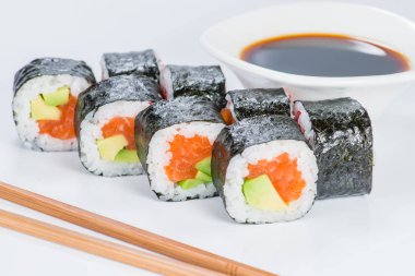 Lezzetli taze Sake avokado Maki sushi pirinç, avokado ve açık renkli somon ile
