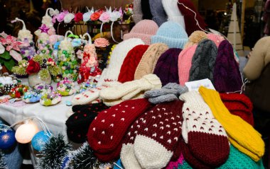 Güzel renkli örgü şapka ve eldiven Fuarı'nda