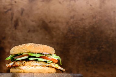 Sığır eti, domates, salata ve sos b ile lezzetli lezzetli burger