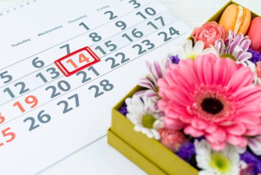 Sevgililer günü kartı. Güzel renkli çiçekler ve mac ile kutu