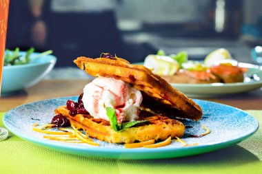 Dondurma ve Cafe reçel ile Viyana gözleme