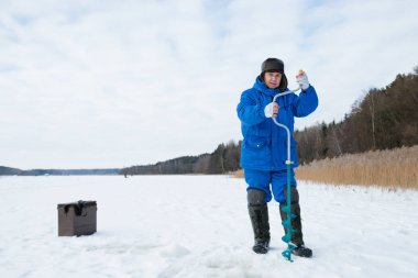 Firsheman kış soğuk gün gölde balık yakalamak