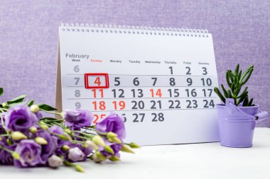 Dünya kanser günü. Mor arka üstünde belgili tanımlık takvim üzerinde Şubat 4 işareti